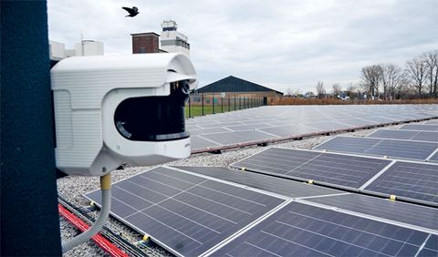 Kombinationen av lång räckvidd och flexibel zonindelning gjorde Redscan till det självklara valet när solparken i Almelo skulle perimetersäkras. Med en enda detektor kunde hela fältet täckas. Kombinationen av lång räckvidd och flexibel zonindelning gjorde Redscan till det självklara valet när solparken i Almelo skulle perimetersäkras. Med en enda detektor kunde hela fältet täckas.