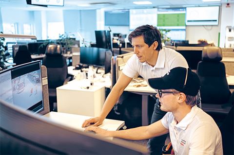 Gustav Norvik (stående) med Edvin Höglund, operatör i Securitas Operation Center (SOC). Gustav Norvik (stående) med Edvin Höglund, operatör i Securitas Operation Center (SOC).