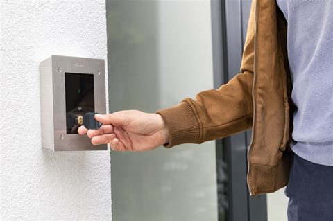 Cliq-läsaren kan användas för att styra access till en rad olika applikationer, såsom dörrar med elslutbleck eller motorlås, grindar, portar och hissar, vilket gör den till en mångsidig komponent i moderna fastigheter. Cliq-läsaren kan användas för att styra access till en rad olika applikationer, såsom dörrar med elslutbleck eller motorlås, grindar, portar och hissar, vilket gör den till en mångsidig komponent i moderna fastigheter.