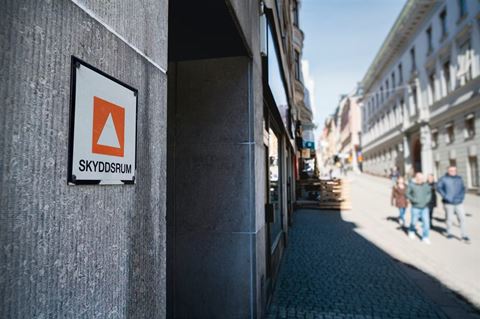 Regeringen har beslutat att ge Myndigheten för civilt försvar ett uppdrag för att stärka skyddet av den civila befolkningen, med fokus på att skyddsrum och skyddade utrymmen ska kunna användas vid höjd beredskap. Regeringen har beslutat att ge Myndigheten för civilt försvar ett uppdrag för att stärka skyddet av den civila befolkningen, med fokus på att skyddsrum och skyddade utrymmen ska kunna användas vid höjd beredskap.