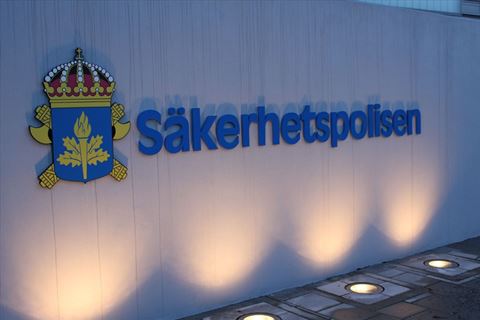 Det senaste året har ett tiotal ärenden tagits vidare i domstol där personer sedan har dömts för olaga hot och ofredande mot Säkerhetspolisens skyddspersoner. Det senaste året har ett tiotal ärenden tagits vidare i domstol där personer sedan har dömts för olaga hot och ofredande mot Säkerhetspolisens skyddspersoner.