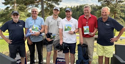 Rapid Open-finalisterna i mitten – flankerade av Rapid Säkerhets vd respektive marknadschef Mats B Adman och Ola Lindberg – från vänster: Stefan Bergren, Tom Jonsson, Tony Lagin och vinnaren Peter Sääv. Rapid Open-finalisterna i mitten – flankerade av Rapid Säkerhets vd respektive marknadschef Mats B Adman och Ola Lindberg – från vänster: Stefan Bergren, Tom Jonsson, Tony Lagin och vinnaren Peter Sääv.