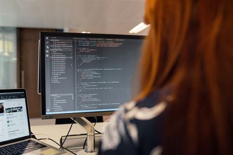 Rapporten AI-driven Cyber Threats – The Next Twelve Months förklarar att AI kan hitta och utnyttja sårbarheter i en skala som vida överskrider mänsklig förmåga. Rapporten AI-driven Cyber Threats – The Next Twelve Months förklarar att AI kan hitta och utnyttja sårbarheter i en skala som vida överskrider mänsklig förmåga.